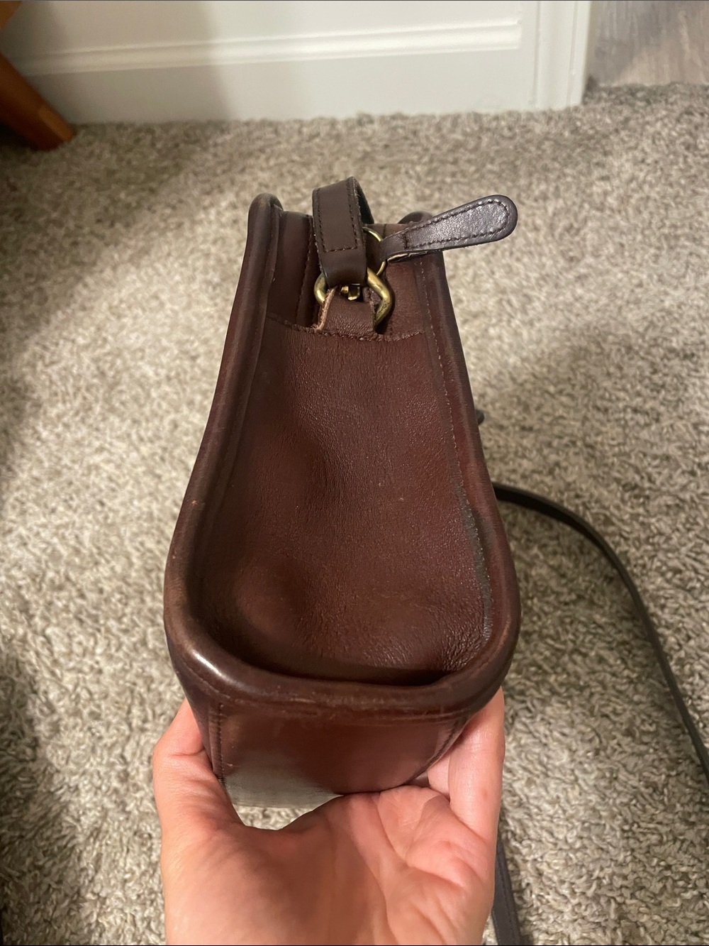 Vintage Coach Leather Crossbody zipper Bag in chocolate brown color - Picture 5 of 16
